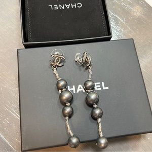 CHANEL GRAY PEARLS DANGLE EARRINGS
